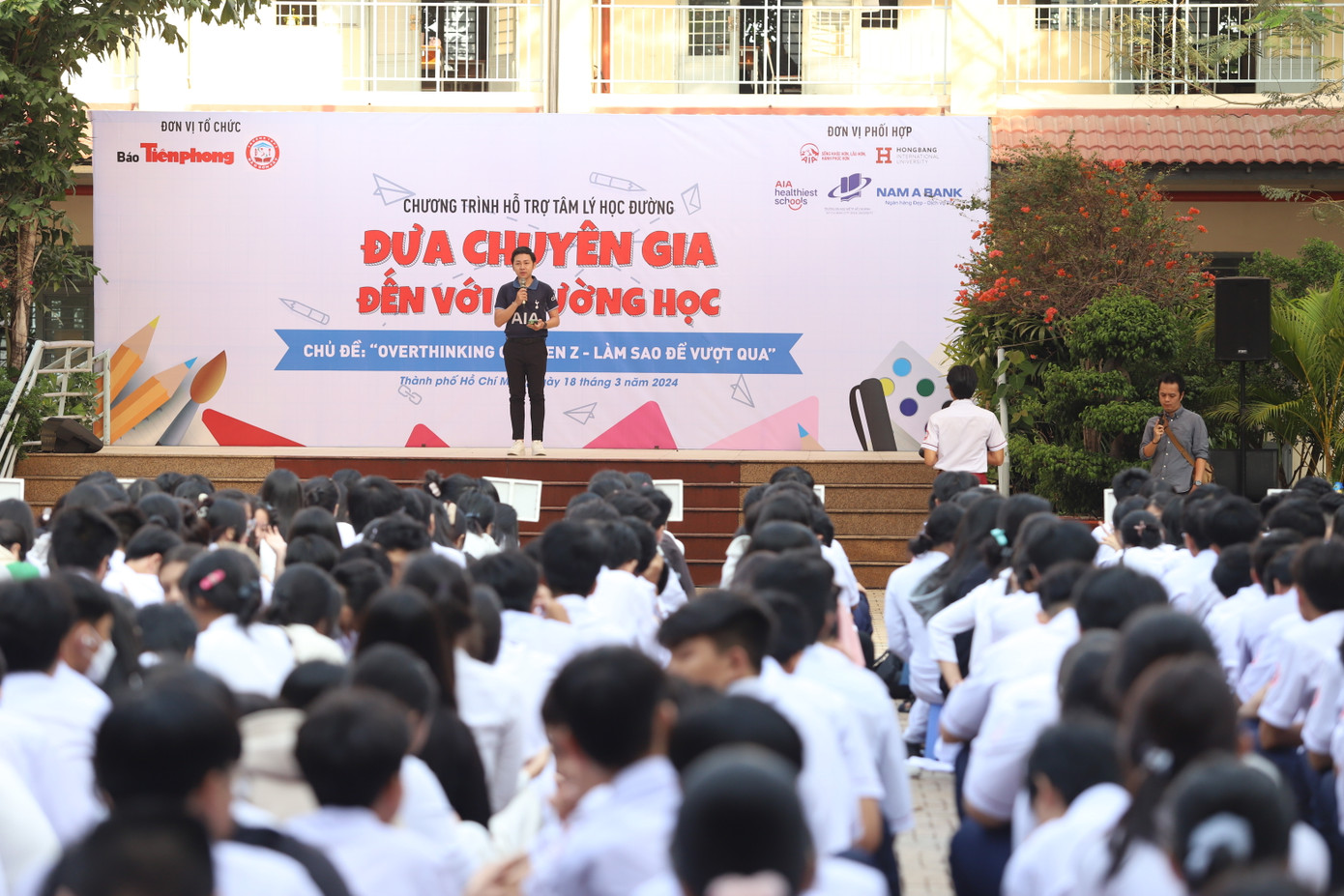 Hơn 1.500 học sinh trường THPT Đào Sơn Tây lắng nghe các diễn giả chia sẻ tại buổi ngoại khóa.