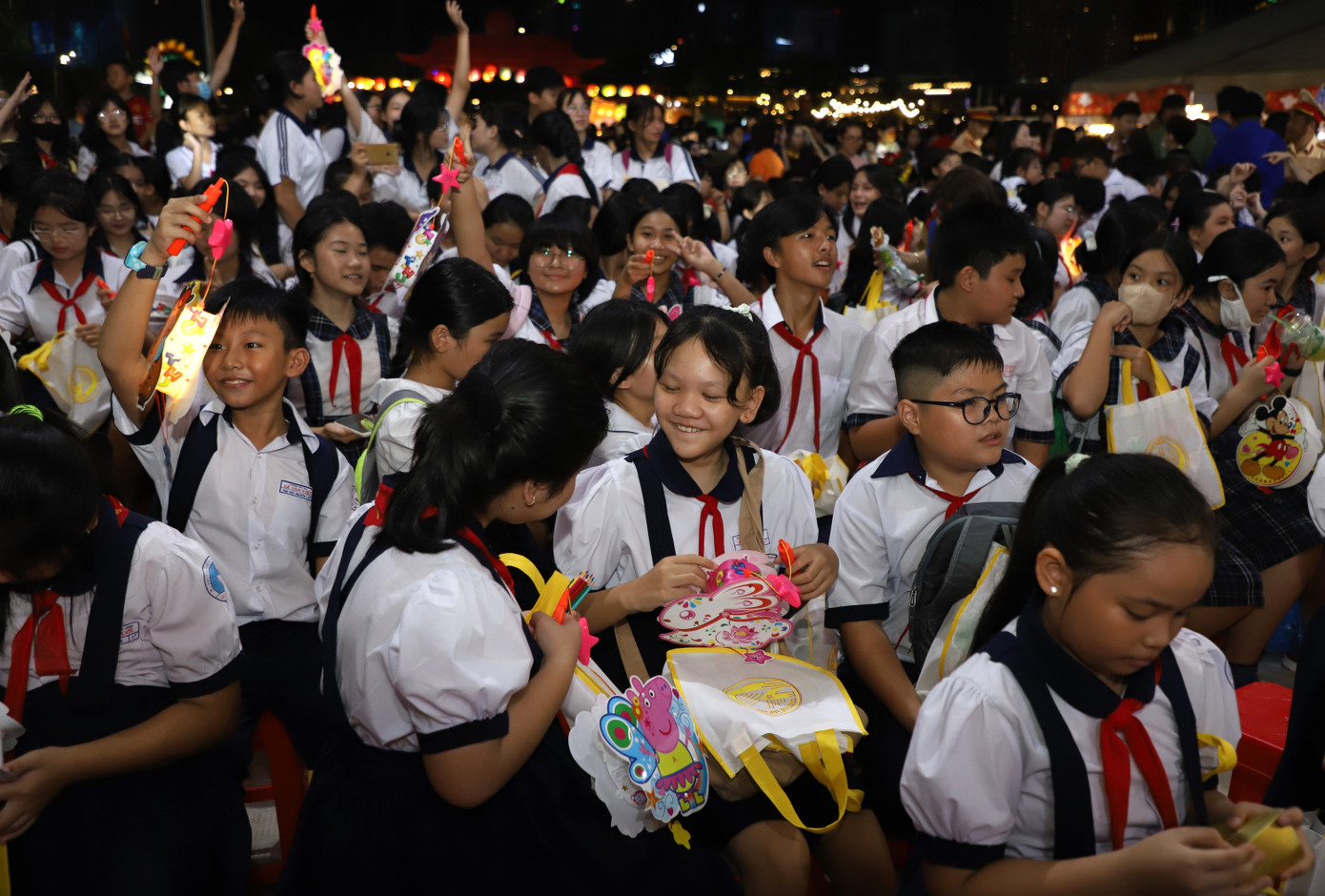 Các bạn nhỏ hân hoan trong hội trăng rằm. Các bạn nhỏ hân hoan trong hội trăng rằm.