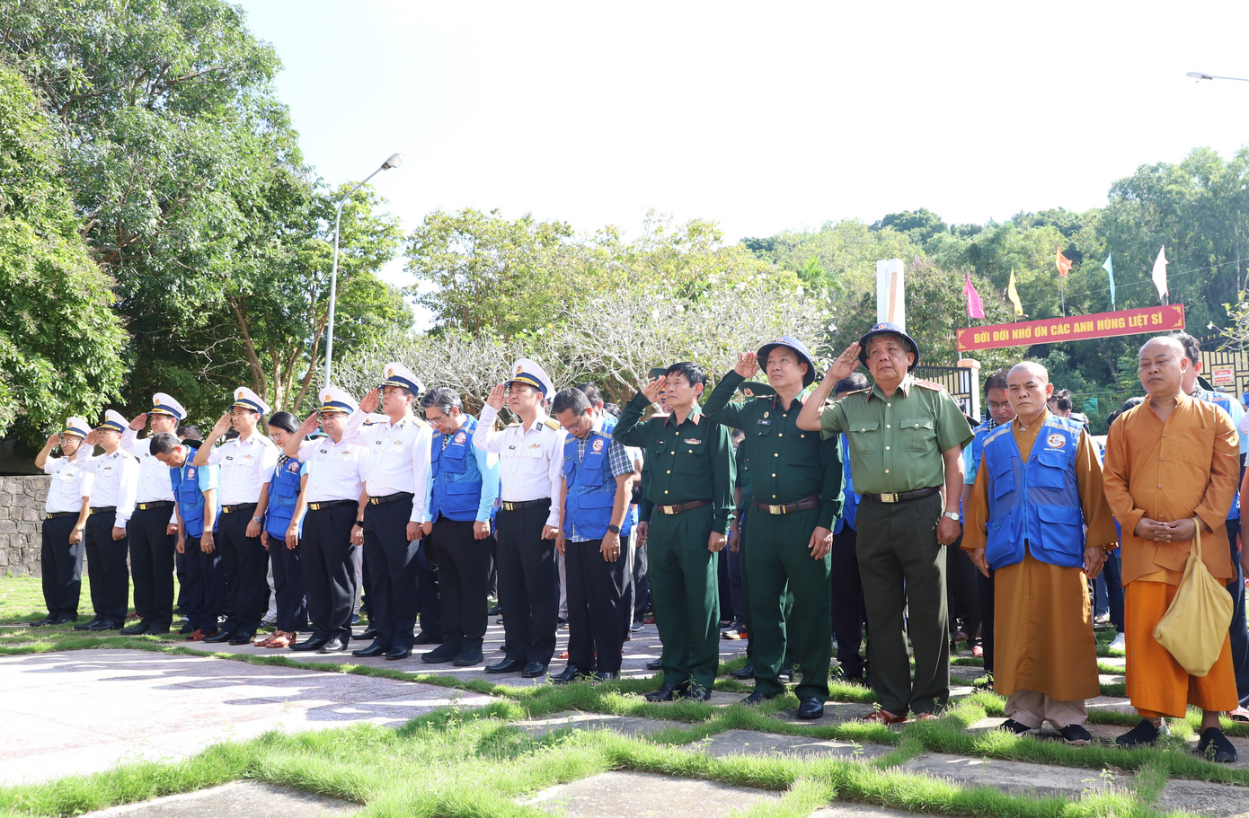 Các thành viên đoàn công tác tưởng nhớ công ơn to lớn của các liệt sĩ đã ngã xuống vì sự nghiệp xây dựng, bảo vệ Tổ quốc.