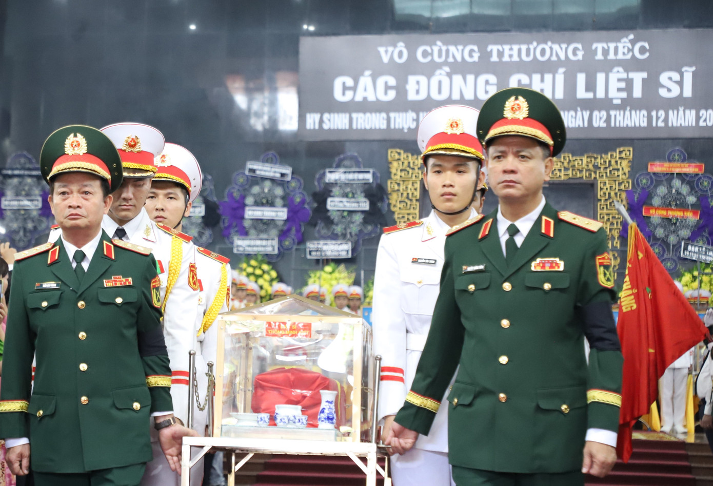 Trung tướng Nguyễn Trường Thắng - Tư lệnh Quân khu 7, Trung tướng Trần Hoài Trung - Chính ủy Quân khu 7 tiễn đưa các liệt sĩ về nơi an nghỉ cuối cùng. Trung tướng Nguyễn Trường Thắng - Tư lệnh Quân khu 7, Trung tướng Trần Hoài Trung - Chính ủy Quân khu 7 tiễn đưa các liệt sĩ về nơi an nghỉ cuối cùng.