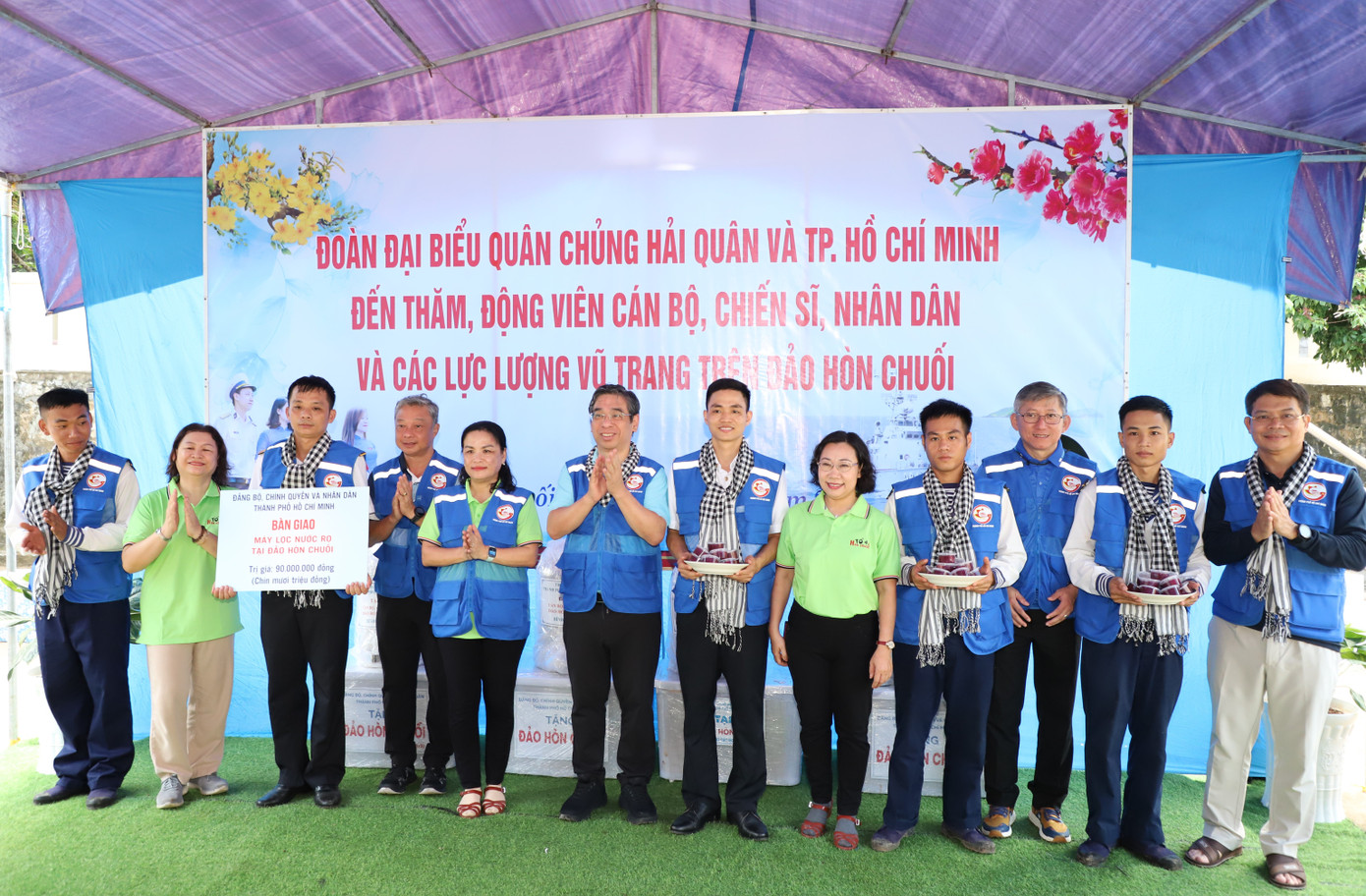 Đoàn công tác của TPHCM và Quân chủng Hải quân gửi tặng những món quà ý nghĩa dành tặng các lực lượng trên đảo Hòn Chuối. Đoàn công tác của TPHCM và Quân chủng Hải quân gửi tặng những món quà ý nghĩa dành tặng các lực lượng trên đảo Hòn Chuối.