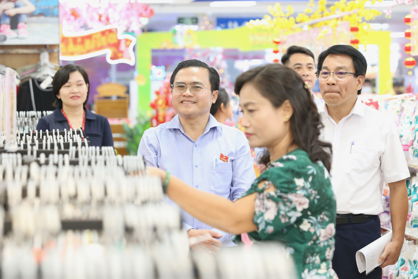 Trước Tết Nguyên đán, HĐND TPHCM tổ chức nhiều tổ công tác khảo sát công tác chuẩn bị hàng hóa, các hoạt động chuẩn bị phục vụ nhu cầu vui chơi, giải trí cho người dân tại các đơn vị. Ảnh: Ngô Tùng