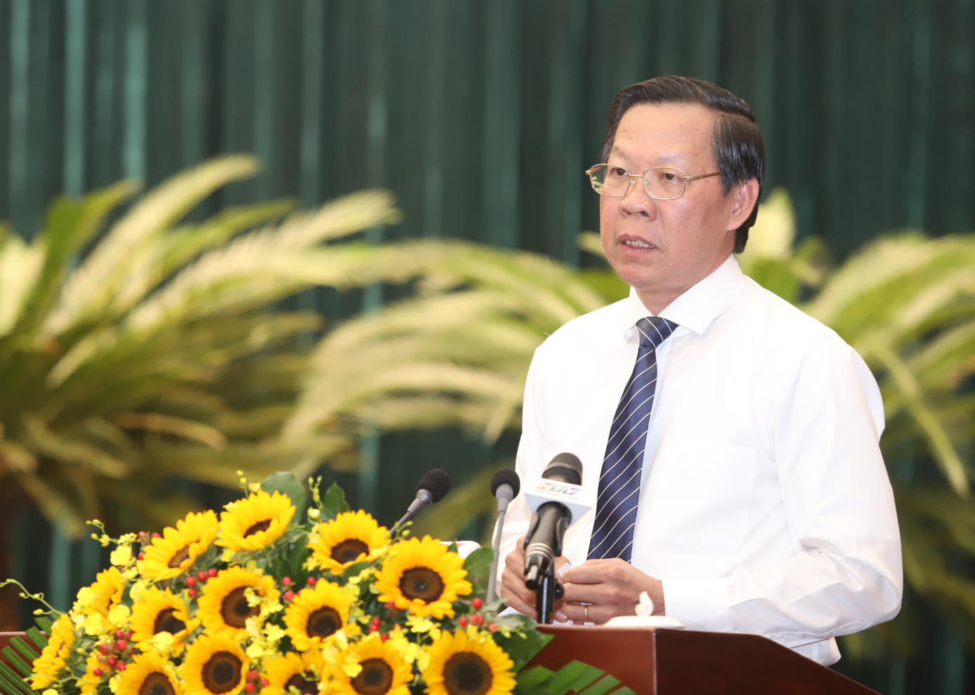 Chủ tịch UBND TPHCM Phan Văn Mãi trao đổi tại kỳ họp. Ảnh: Ngô Tùng