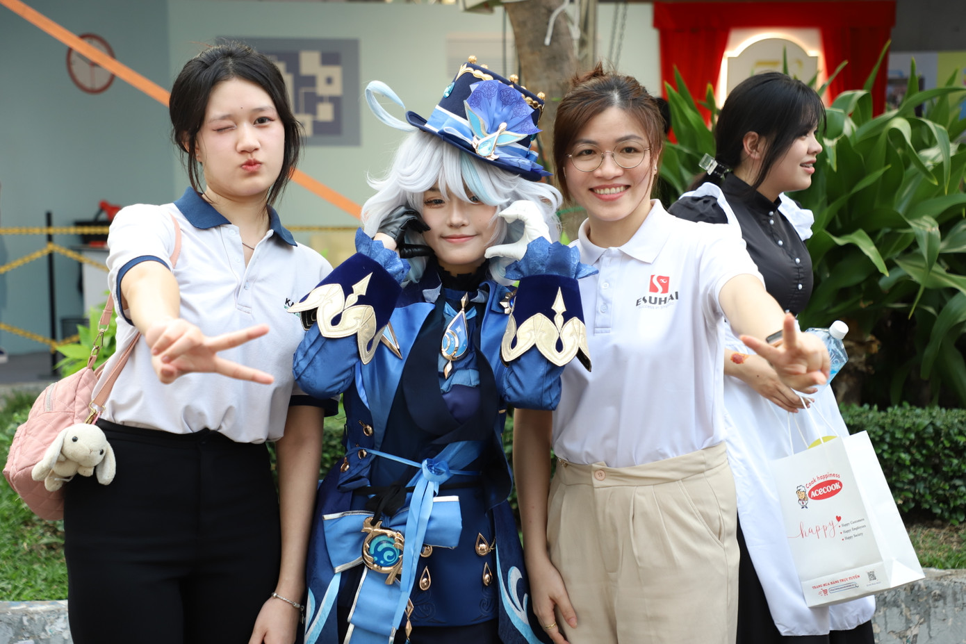 Nhìn thấy các "nhân vật anime" bằng xương bằng thịt, nhiều người thích thú xin được chụp ảnh cùng.