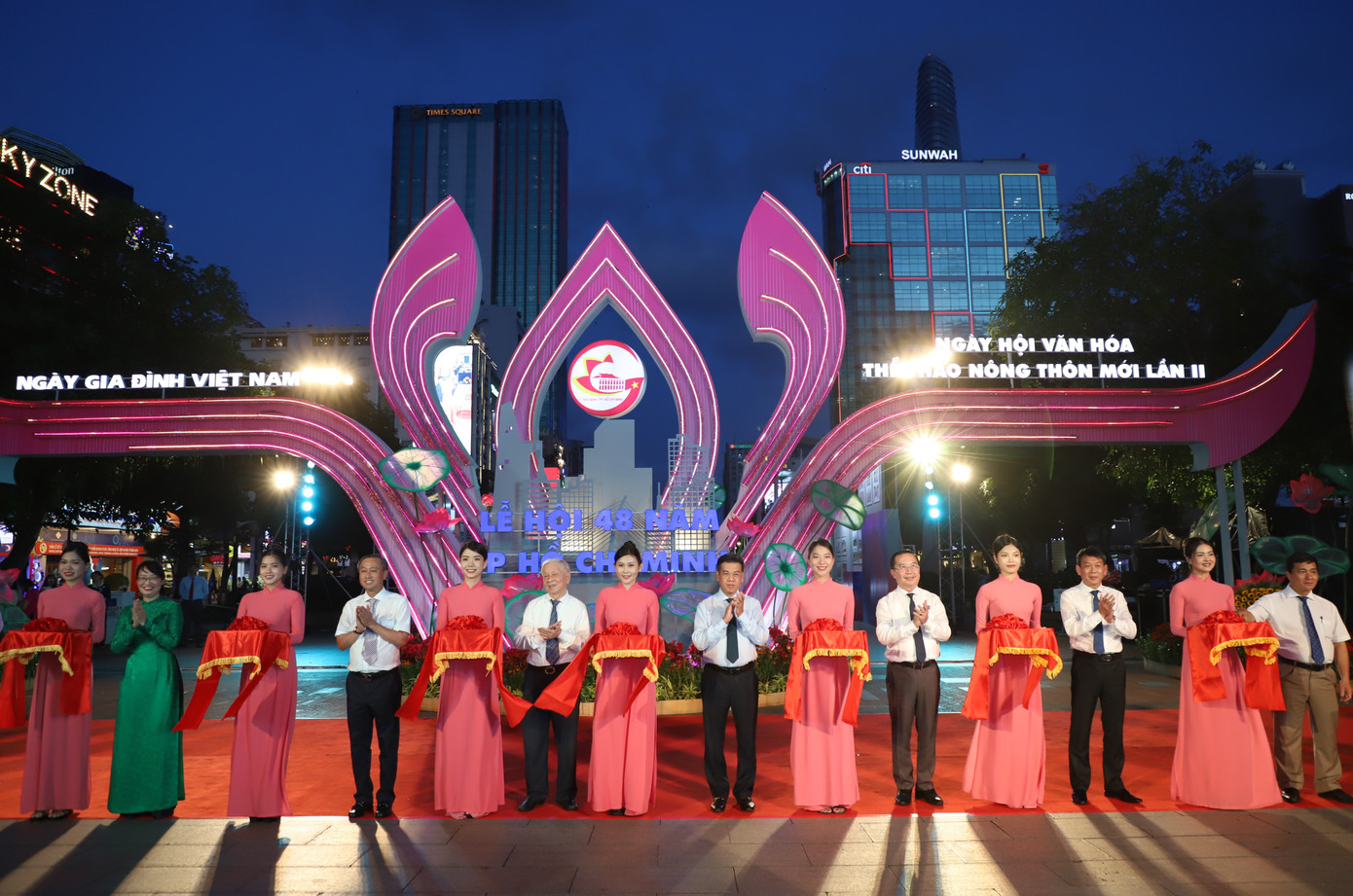 Lãnh đạo TPHCM cắt băng khai mạc chuỗi hoạt động kỷ niệm. Ảnh: Ngô Tùng.