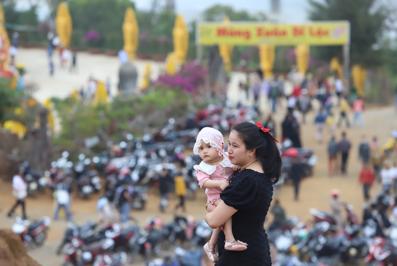 Em bé được người thân đưa đi chơi Tết chiều mùng 5.