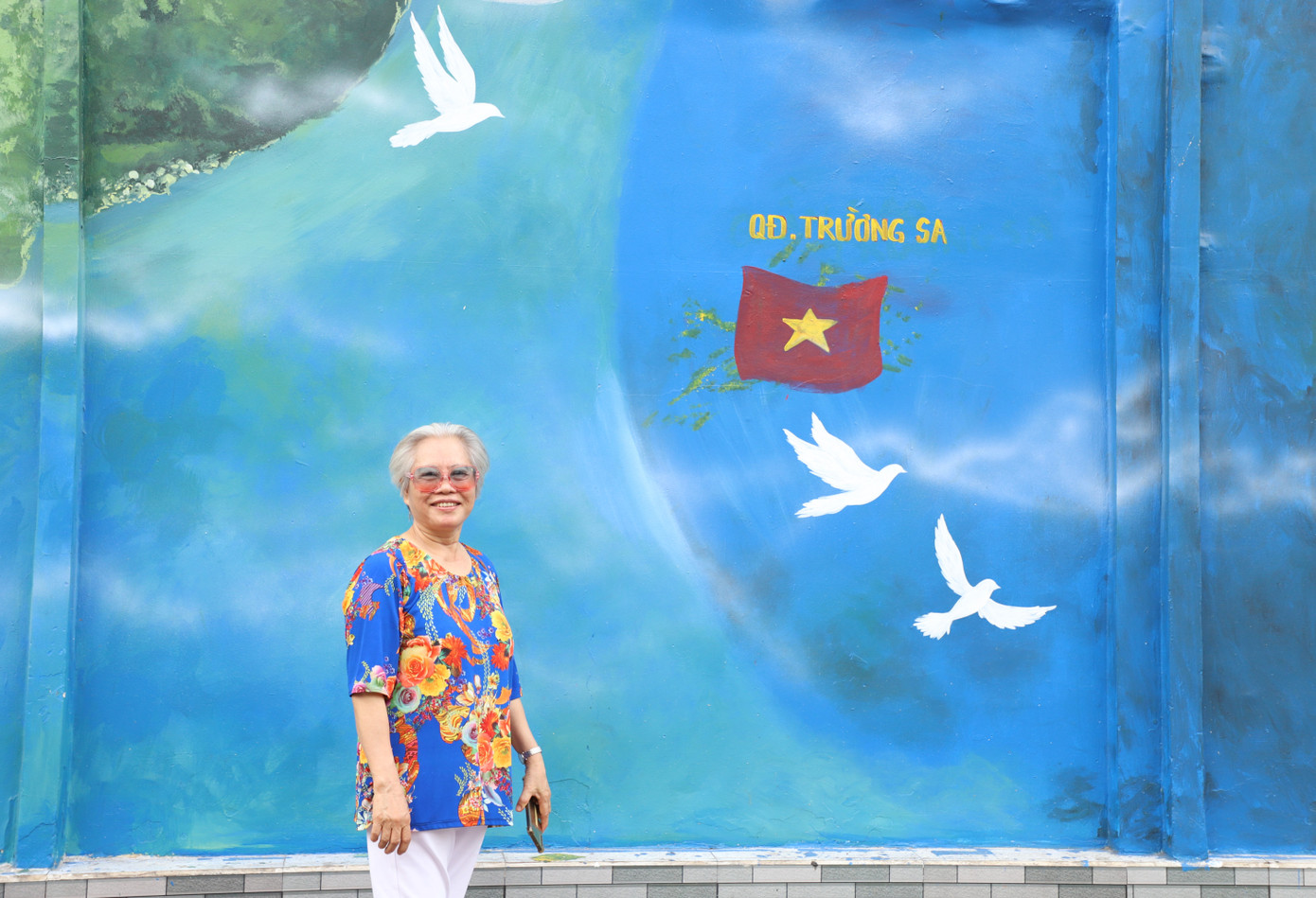 Bà Vui (người dân sinh sống ở quận 1) đón chào công trình ngày ra mắt. Ảnh: Ngô Tùng