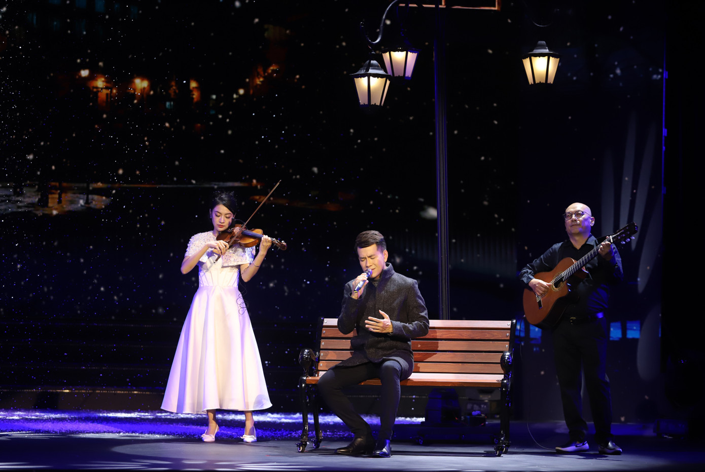 Ca sĩ Hồ Trung Dũng kết hợp guitarist Tấn Phong và violinist Mai Anh trong ca khúc Trở về. Ca sĩ Hồ Trung Dũng kết hợp guitarist Tấn Phong và violinist Mai Anh trong ca khúc Trở về.