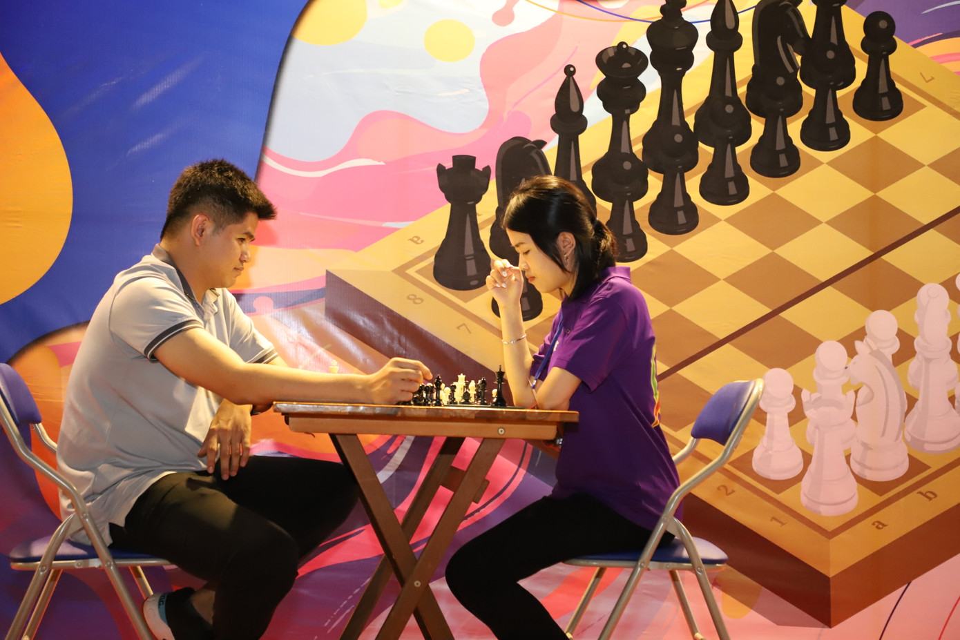 Bạn trẻ thi đấu cờ vua, cờ tướng ngay tại không gian phố đi bộ.