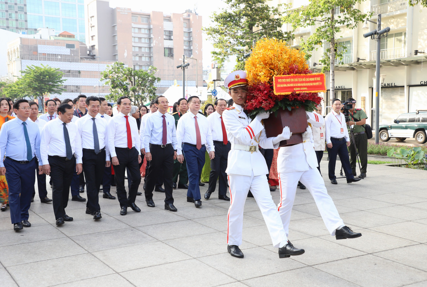 Trước buổi khai mạc, các vị lãnh đạo Đảng, Nhà nước đã tiến hành dâng hoa tưởng niệm Chủ tịch Hồ Chí Minh tại Tượng đài Người trên Phố đi bộ Nguyễn Huệ. Ảnh: Ngô Tùng