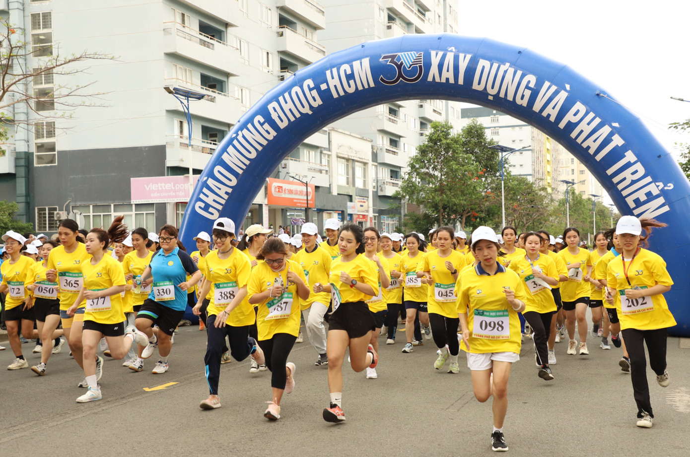Ngay sau lễ khai mạc, các vận động viên đã bước vào các nội dung thi đầu tiên gồm: việt dã nam - nữ, kéo co nam - nữ.