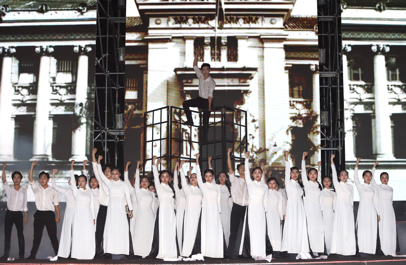 Tiết mục "Lửa ngục tù" do các bạn sinh viên thuộc Câu lạc bộ Văn nghệ xung kích CKT (Trường Đại học Khoa học Xã hội và Nhân văn TPHCM) biểu diễn tái hiện không khí đấu tranh hào hùng, sục sôi trong phong trào HSSV giữa thế kỷ XX, khắc họa hình ảnh đấu tranh và hy sinh anh dũng của anh Trần Văn Ơn.