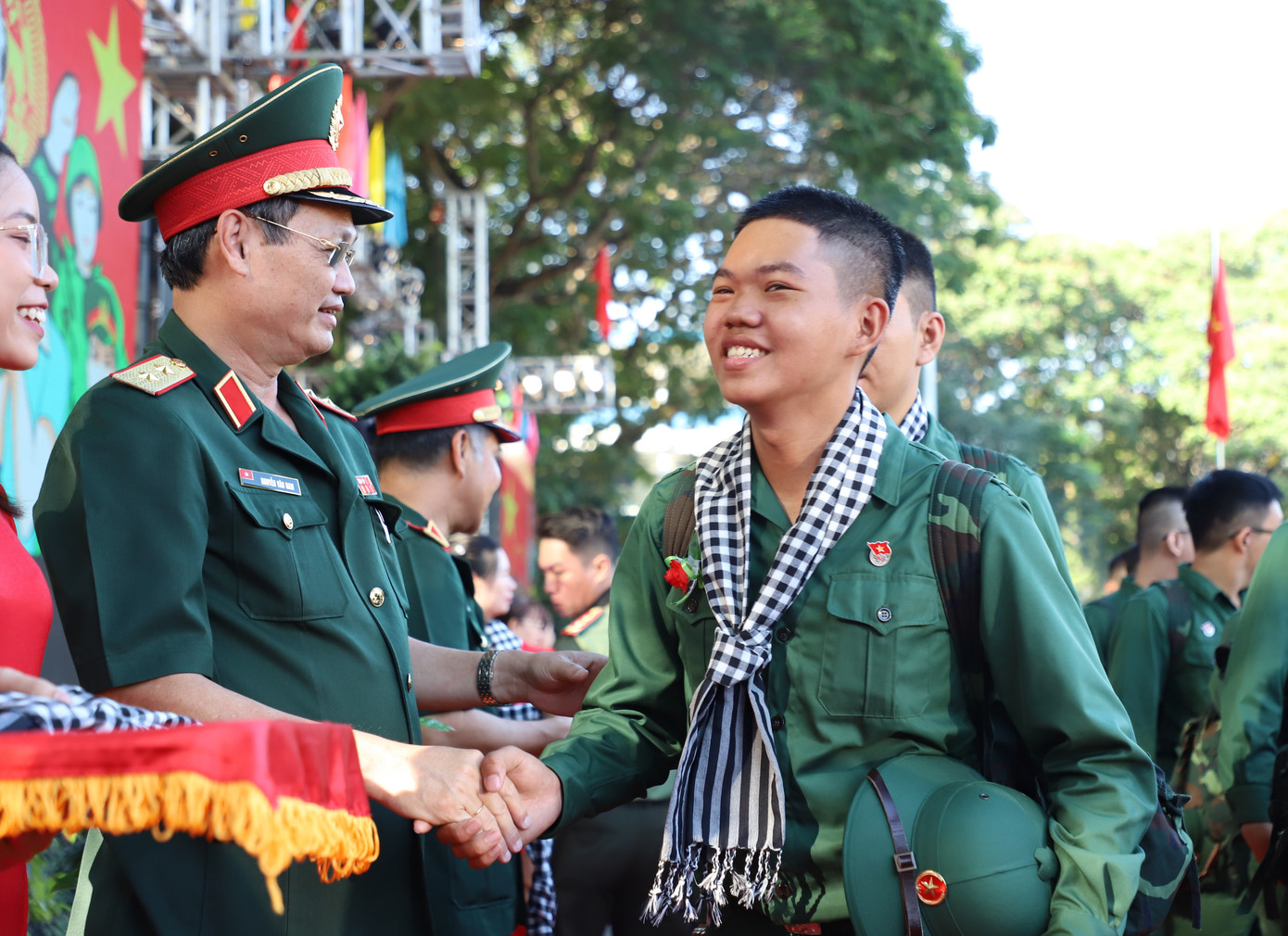 Đại diện các đơn vị nhận quân, Thượng tá Dương Văn Sinh, Phó Tham mưu trưởng Sư đoàn 370, Quân chủng Phòng không – Không quân, bày tỏ vui mừng có dịp đón nhận các con em ưu tú của thành phố về đơn vị và thực hiện nghĩa vụ thiêng liêng của tuổi trẻ - nhiệm vụ bảo vệ Tổ quốc Việt Nam Xã hội chủ nghĩa. "Các đồng chí là những thanh niên trẻ, khỏe, có trình độ và phẩm chất đạo đức, được sinh ra và lớn lên trên quê hương giàu truyền thống cách mạng. Các đồng chí có đủ điều kiện thuận lợi để cống hiến tuổi trẻ, cho sự nghiệp xây dựng và bảo vệ Tổ quốc, tô thắm thêm truyền thống của quê hương cách mạng”, Thượng tá Dương Văn Sinh nói. Đại diện các đơn vị nhận quân, Thượng tá Dương Văn Sinh, Phó Tham mưu trưởng Sư đoàn 370, Quân chủng Phòng không – Không quân, bày tỏ vui mừng có dịp đón nhận các con em ưu tú của thành phố về đơn vị và thực hiện nghĩa vụ thiêng liêng của tuổi trẻ - nhiệm vụ bảo vệ Tổ quốc Việt Nam Xã hội chủ nghĩa. "Các đồng chí là những thanh niên trẻ, khỏe, có trình độ và phẩm chất đạo đức, được sinh ra và lớn lên trên quê hương giàu truyền thống cách mạng. Các đồng chí có đủ điều kiện thuận lợi để cống hiến tuổi trẻ, cho sự nghiệp xây dựng và bảo vệ Tổ quốc, tô thắm thêm truyền thống của quê hương cách mạng”, Thượng tá Dương Văn Sinh nói.