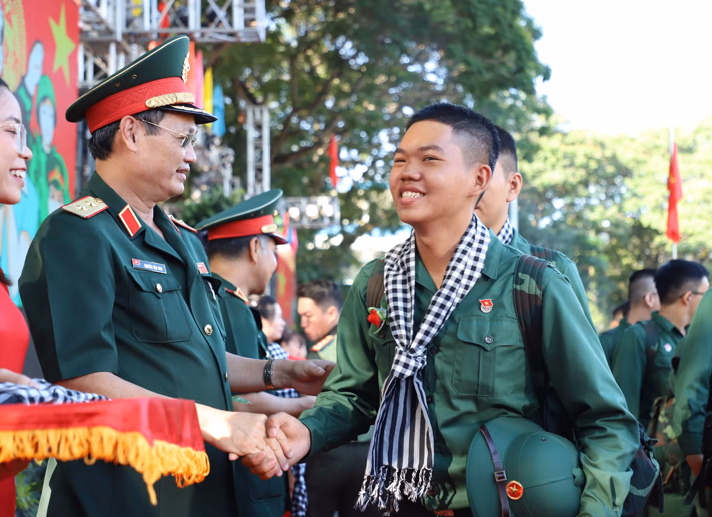 Đại diện các đơn vị nhận quân, Thượng tá Dương Văn Sinh, Phó Tham mưu trưởng Sư đoàn 370, Quân chủng Phòng không – Không quân, bày tỏ vui mừng có dịp đón nhận các con em ưu tú của thành phố về đơn vị và thực hiện nghĩa vụ thiêng liêng của tuổi trẻ - nhiệm vụ bảo vệ Tổ quốc Việt Nam Xã hội chủ nghĩa. "Các đồng chí là những thanh niên trẻ, khỏe, có trình độ và phẩm chất đạo đức, được sinh ra và lớn lên trên quê hương giàu truyền thống cách mạng. Các đồng chí có đủ điều kiện thuận lợi để cống hiến tuổi trẻ, cho sự nghiệp xây dựng và bảo vệ Tổ quốc, tô thắm thêm truyền thống của quê hương cách mạng”, Thượng tá Dương Văn Sinh nói. Đại diện các đơn vị nhận quân, Thượng tá Dương Văn Sinh, Phó Tham mưu trưởng Sư đoàn 370, Quân chủng Phòng không – Không quân, bày tỏ vui mừng có dịp đón nhận các con em ưu tú của thành phố về đơn vị và thực hiện nghĩa vụ thiêng liêng của tuổi trẻ - nhiệm vụ bảo vệ Tổ quốc Việt Nam Xã hội chủ nghĩa. "Các đồng chí là những thanh niên trẻ, khỏe, có trình độ và phẩm chất đạo đức, được sinh ra và lớn lên trên quê hương giàu truyền thống cách mạng. Các đồng chí có đủ điều kiện thuận lợi để cống hiến tuổi trẻ, cho sự nghiệp xây dựng và bảo vệ Tổ quốc, tô thắm thêm truyền thống của quê hương cách mạng”, Thượng tá Dương Văn Sinh nói.