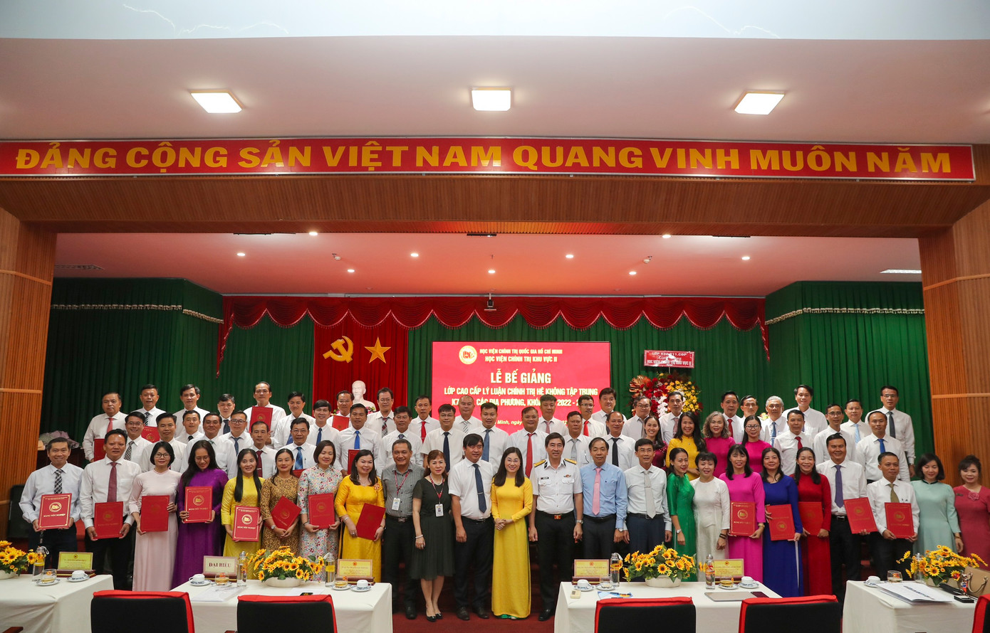 Học viện Chính trị Khu vực II trao bằng cao cấp lý luận chính trị K73.B11 tới 60 học viên. Ảnh: Duy Anh.