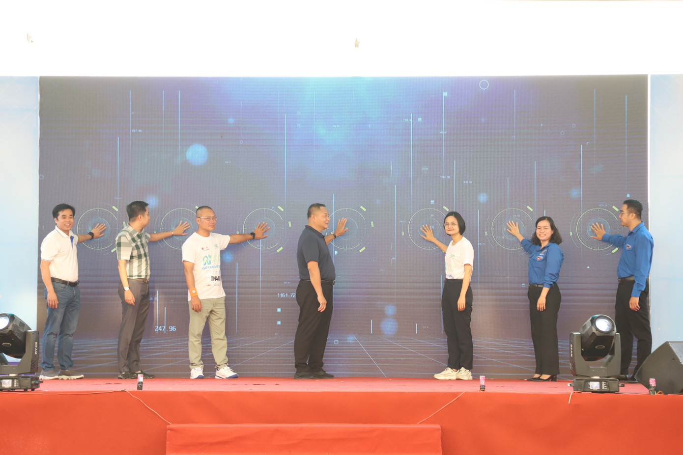 Lãnh đạo Thành Đoàn, Hội SVVN TPHCM cùng các đơn vị phối hợp thực hiện nghi thức khởi động ngày hội. Ảnh: Ngô Tùng