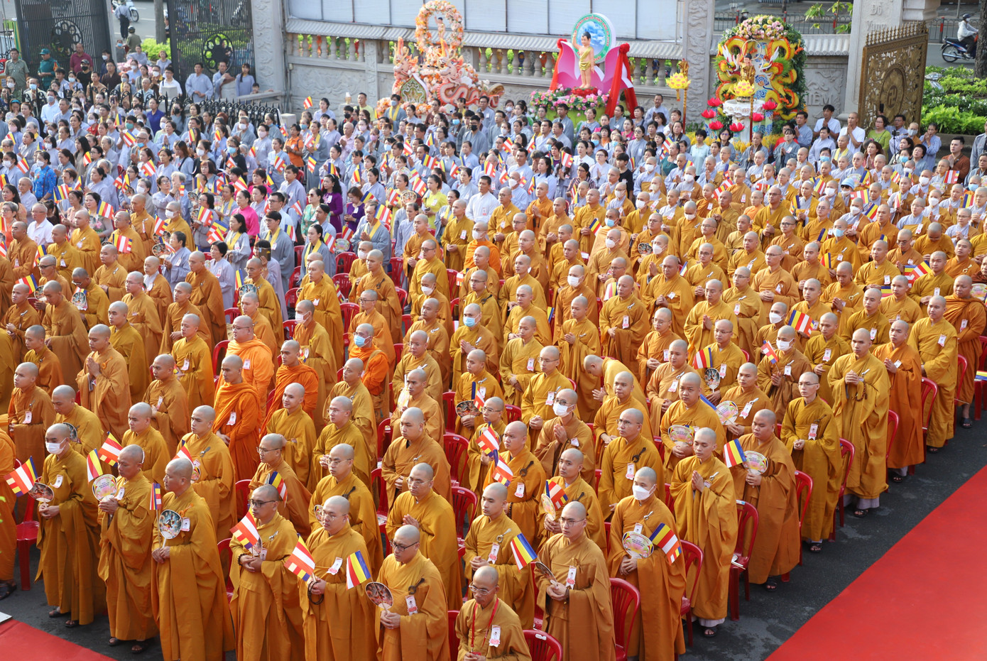 Trước 6h sáng, đông đảo chư tôn đức tăng ni, phật tử tập trung về lễ đài chính của GHPGVN TPHCM tại Việt Nam Quốc tự để tham dự đại lễ. Ảnh: Ngô Tùng. Trước 6h sáng, đông đảo chư tôn đức tăng ni, phật tử tập trung về lễ đài chính của GHPGVN TPHCM tại Việt Nam Quốc tự để tham dự đại lễ. Ảnh: Ngô Tùng.