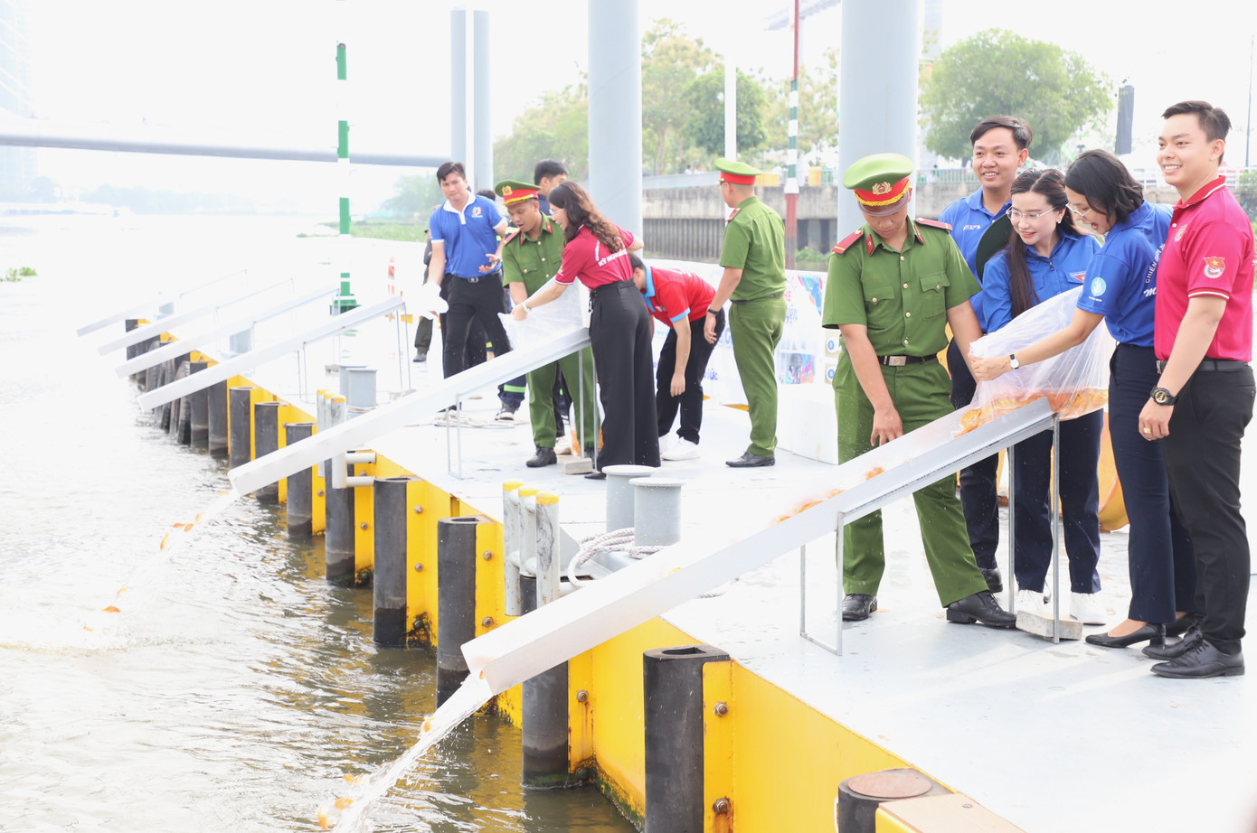 Bí thư T.Ư Đoàn Nguyễn Phạm Duy Trang cùng lãnh đạo TPHCM tham gia hoạt động thả cá trên sông Sài Gòn ngay sau lễ ra quân. Bí thư T.Ư Đoàn Nguyễn Phạm Duy Trang cùng lãnh đạo TPHCM tham gia hoạt động thả cá trên sông Sài Gòn ngay sau lễ ra quân.