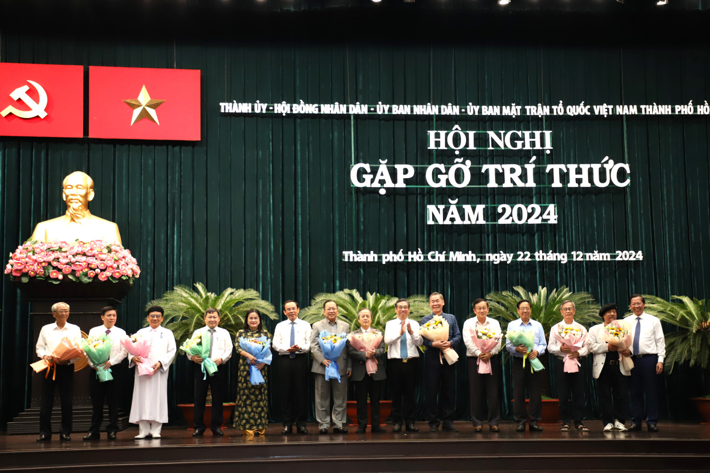 Lãnh đạo tặng hoa chúc mừng các nhà khoa học tiêu biểu. Ảnh: Ngô Tùng Lãnh đạo tặng hoa chúc mừng các nhà khoa học tiêu biểu. Ảnh: Ngô Tùng