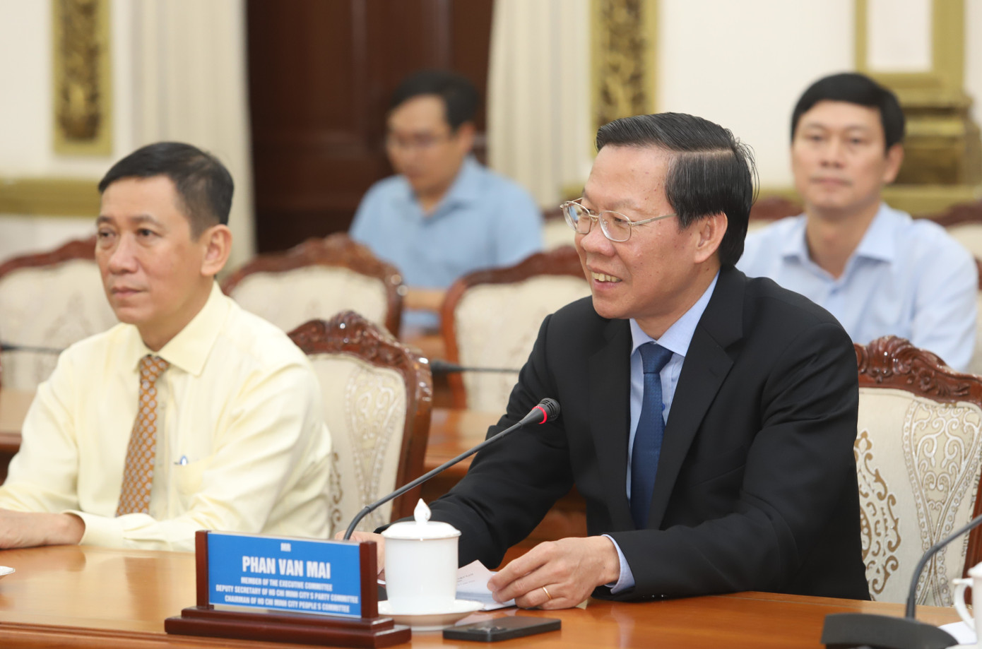 Chủ tịch UBND TPHCM Phan Văn Mãi trao đổi với đoàn công tác Phật giáo quốc tế, trong nước.