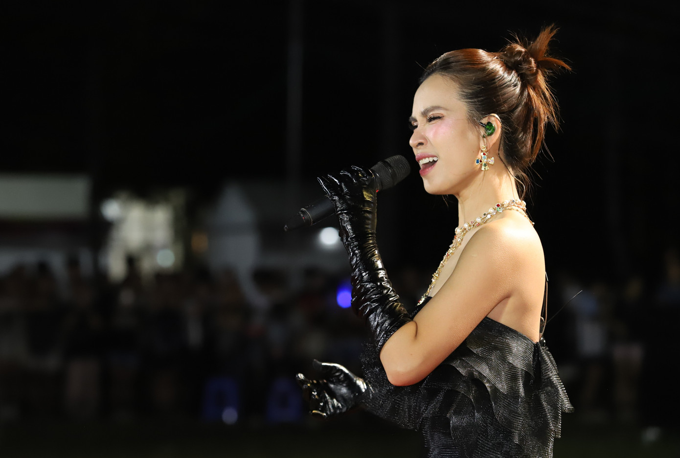 Xen kẽ phần công diễn các tiết mục trong khuôn khổ liên hoan còn có sự xuất hiện và bùng nổ của các nghệ sĩ "anh trai, chị đẹp" như Ái Phương, Bùi Anh Tuấn, Dương Domic, Pháp Kiều...