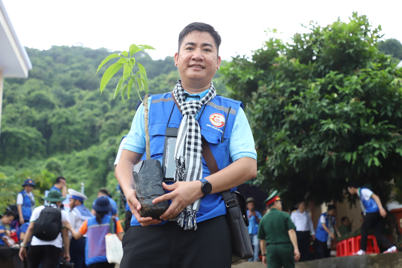 Anh Xuân Trường mang giống xoài quê nhà gửi tặng đến các điểm đảo. Anh Xuân Trường mang giống xoài quê nhà gửi tặng đến các điểm đảo.