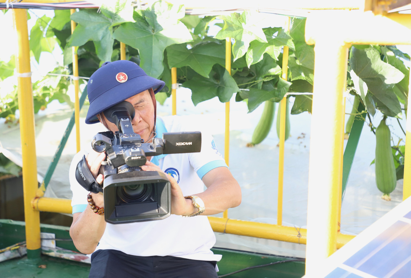 Trong đợt tác nghiệp này, do đoàn công tác tỉnh giới hạn số lượng, phóng viên Văn Cần (Đài PT-TH Quảng Trị) “đơn thương độc mã” thực hiện các đề tài. Thường lệ, đối với tác nghiệp truyền hình cần ít nhất 2 người: Một biên tập và một quay phim. Trong đợt tác nghiệp này, do đoàn công tác tỉnh giới hạn số lượng, phóng viên Văn Cần (Đài PT-TH Quảng Trị) “đơn thương độc mã” thực hiện các đề tài. Thường lệ, đối với tác nghiệp truyền hình cần ít nhất 2 người: Một biên tập và một quay phim.