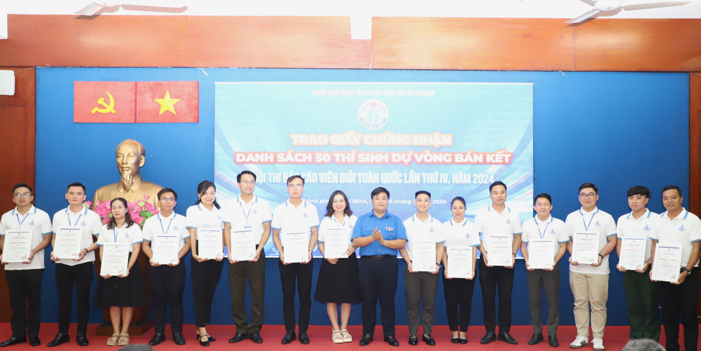 Dịp này, Ban tổ chức cũng trao giấy chứng nhận cho 50 thí sinh tham gia vòng Bán kết hội thi.