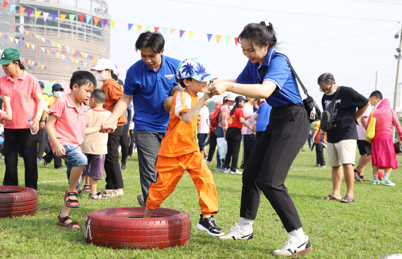 Tại ngày hội, gần 500 em nhỏ đến từ các mái ấm, trường tình thương và các hộ gia đình sôi nổi tham gia trải nghiệm các bộ môn thể thao như nhảy dây, nhảy bao bố, thi đấu cờ vua, kéo co, bóng đá...