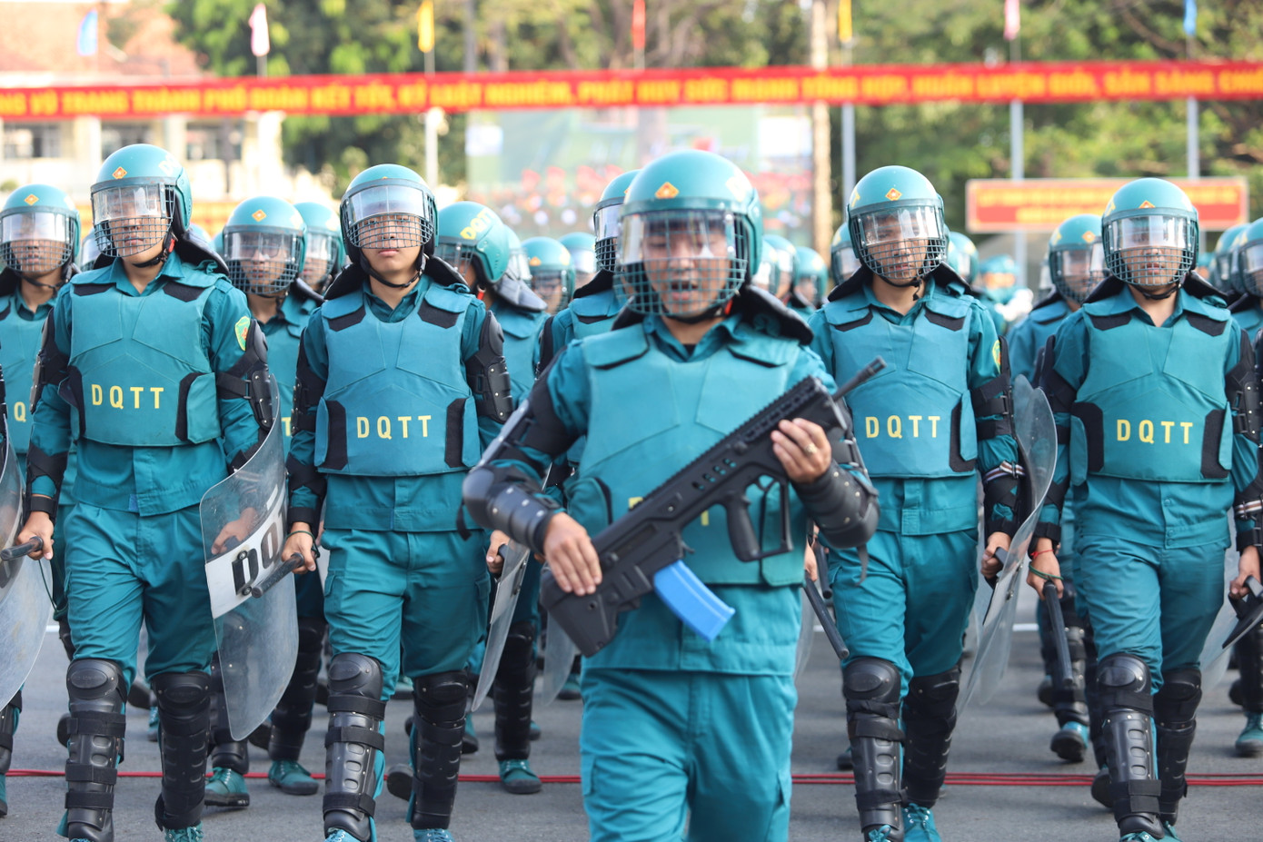 "Trước tình hình đó, để nâng cao chất lượng, đáp ứng yêu cầu, nhiệm vụ trong tình hình mới, đề nghị lực lượng vũ trang thành phố quán triệt, thực hiện tốt hơn nữa công tác giáo dục chính trị, tư tưởng, thống nhất nhận thức huấn luyện là nhiệm vụ chính trị trung tâm, là điều kiện tiên quyết để lực lượng vũ trang thành phố hoàn thành tốt chức năng đội quân chiến đấu, đội quân công tác và đội quân lao động sản xuất", ông Cường lưu ý.