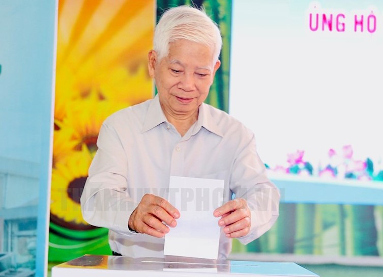 Nguyên Chủ tịch nước Nguyễn Minh Triết quyên góp ủng hộ đồng bào miền Bắc. Ảnh: Thành ủy TPHCM.