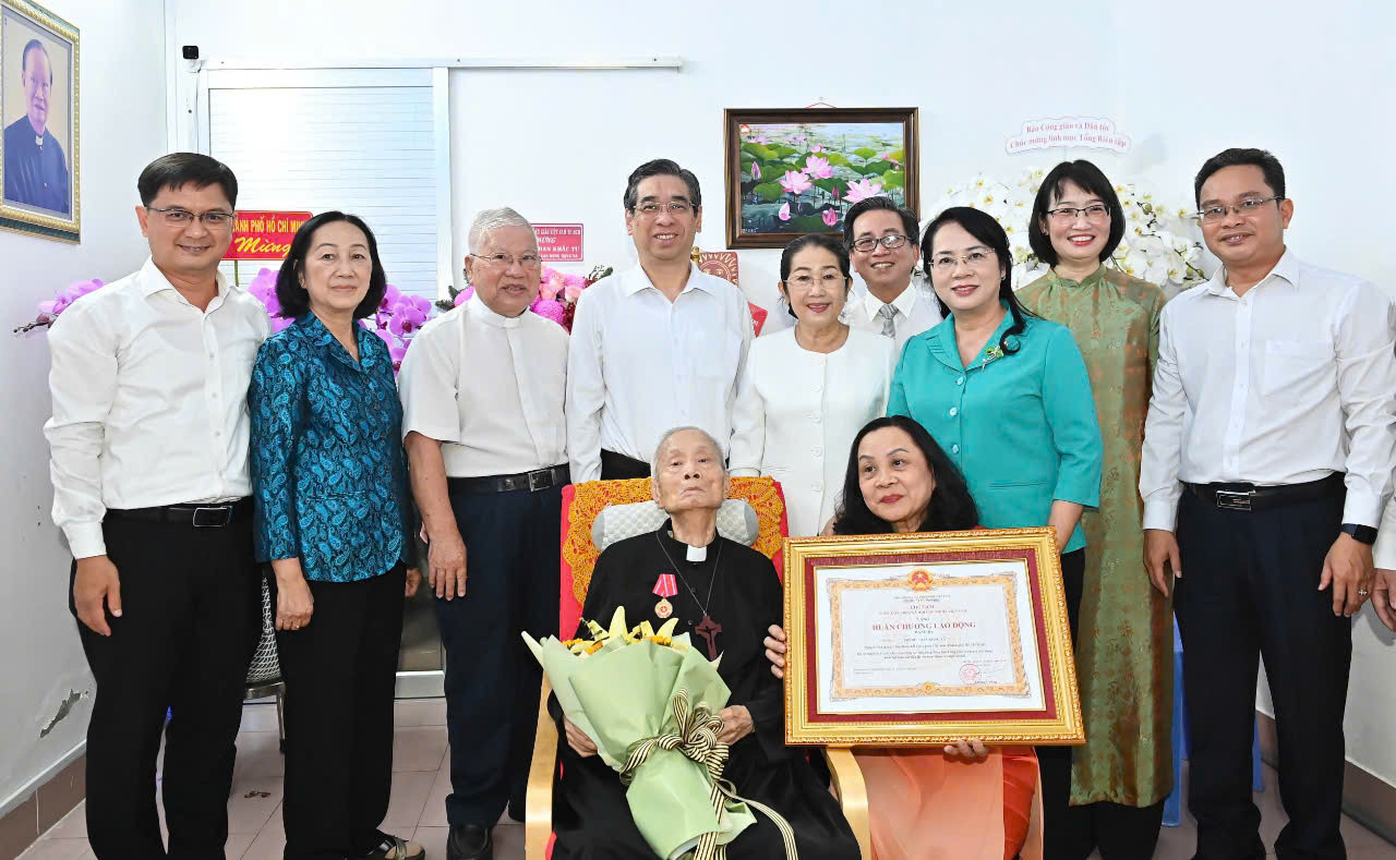 Lãnh đạo TPHCM chụp hình lưu niệm cùng Linh mục Phan Khắc Từ. Ảnh: MTTQ