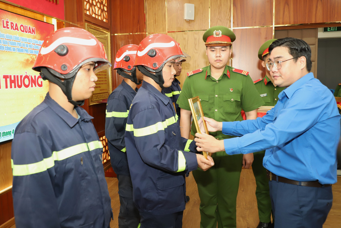 Dịp này, Thành Đoàn TPHCM đã tuyên dương, khen thưởng các cá nhân, tập thể có đóng góp tiêu biểu trong tham gia chữa cháy tại khu vực ven kênh Tàu Hủ mới đây.