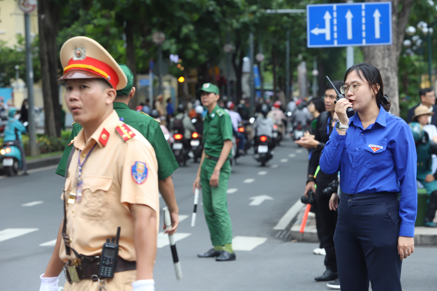 Chị Trần Huỳnh Nam Phương - cán bộ Ban Mặt trận - An ninh quốc phòng, địa bàn dân cư, Thành Đoàn TPHCM - điều phối đội hình tình nguyện viên thực hiện nhiệm vụ, ngày 26/7 tại khu vực trước Hội trường Thống Nhất.