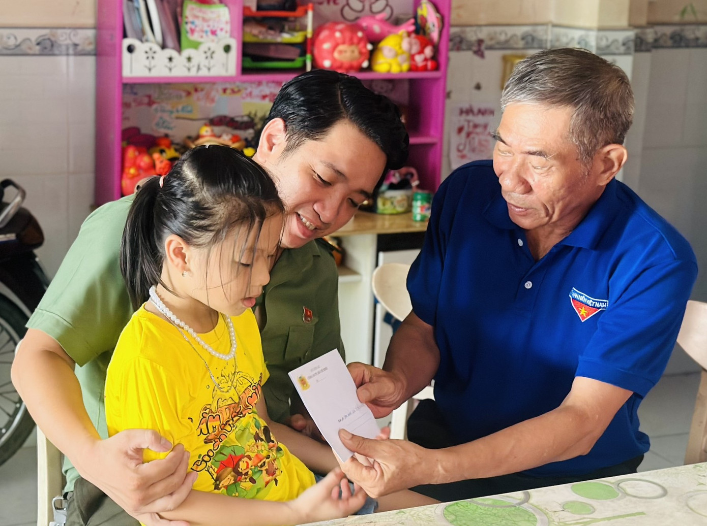 Thượng úy Phan Đình Linh (bên trái) cùng đại diện Ban Liên lạc Câu lạc bộ Cựu cán bộ Đoàn CATP đến thăm, tặng quà các em nhỏ con nhân dịp Quốc tế Thiếu nhi. Ảnh: CATP Thượng úy Phan Đình Linh (bên trái) cùng đại diện Ban Liên lạc Câu lạc bộ Cựu cán bộ Đoàn CATP đến thăm, tặng quà các em nhỏ con nhân dịp Quốc tế Thiếu nhi. Ảnh: CATP