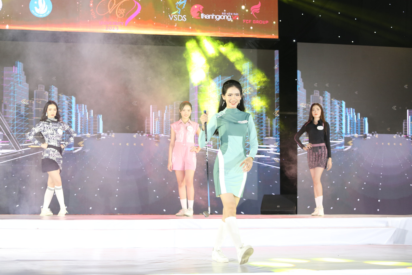 Các nữ sinh tự tin khoe dáng năng động, khỏe khoắn trong trang phục thể thao.