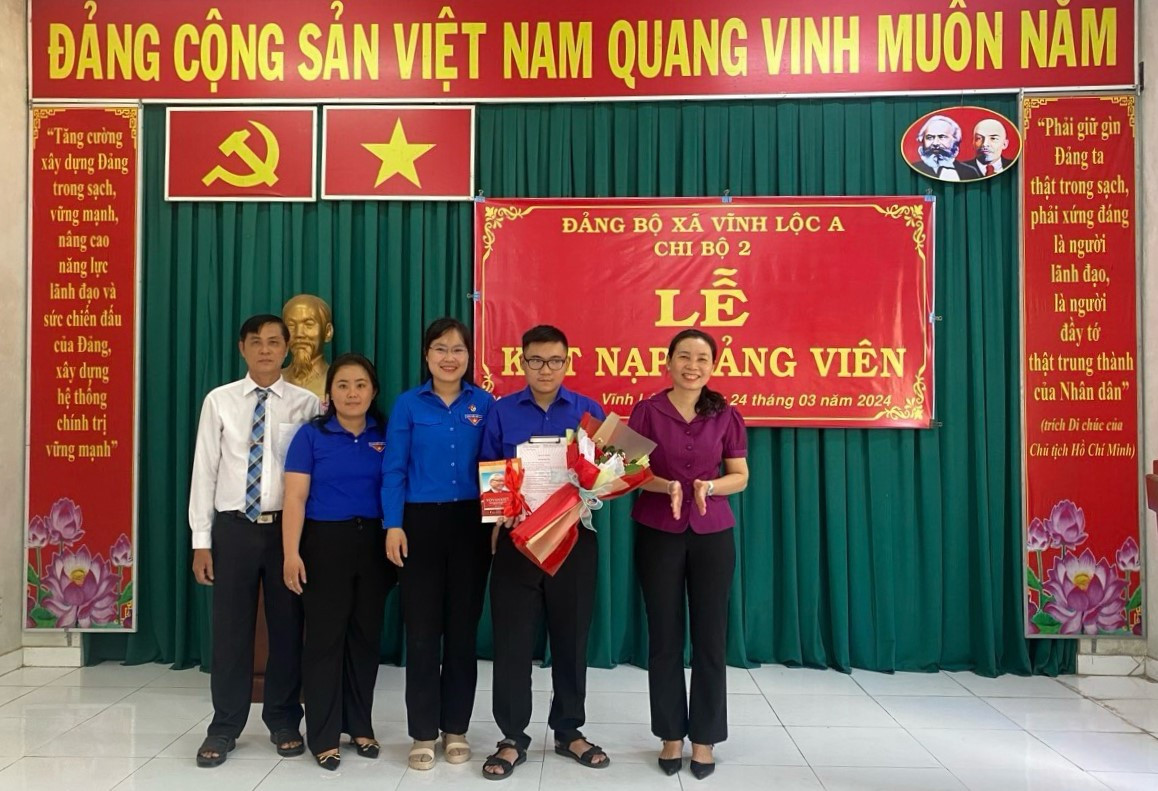 Tổ chức lễ kết nạp Đảng cho đoàn viên ưu tú tại các xã. Ảnh: Tuổi trẻ Bình Chánh Tổ chức lễ kết nạp Đảng cho đoàn viên ưu tú tại các xã. Ảnh: Tuổi trẻ Bình Chánh