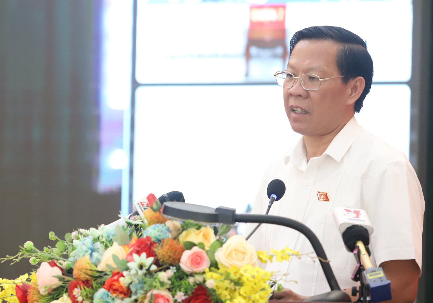 Chủ tịch UBND TPHCM Phan Văn Mãi trao đổi với cử tri chiều 6/5. Ảnh: Ngô Tùng