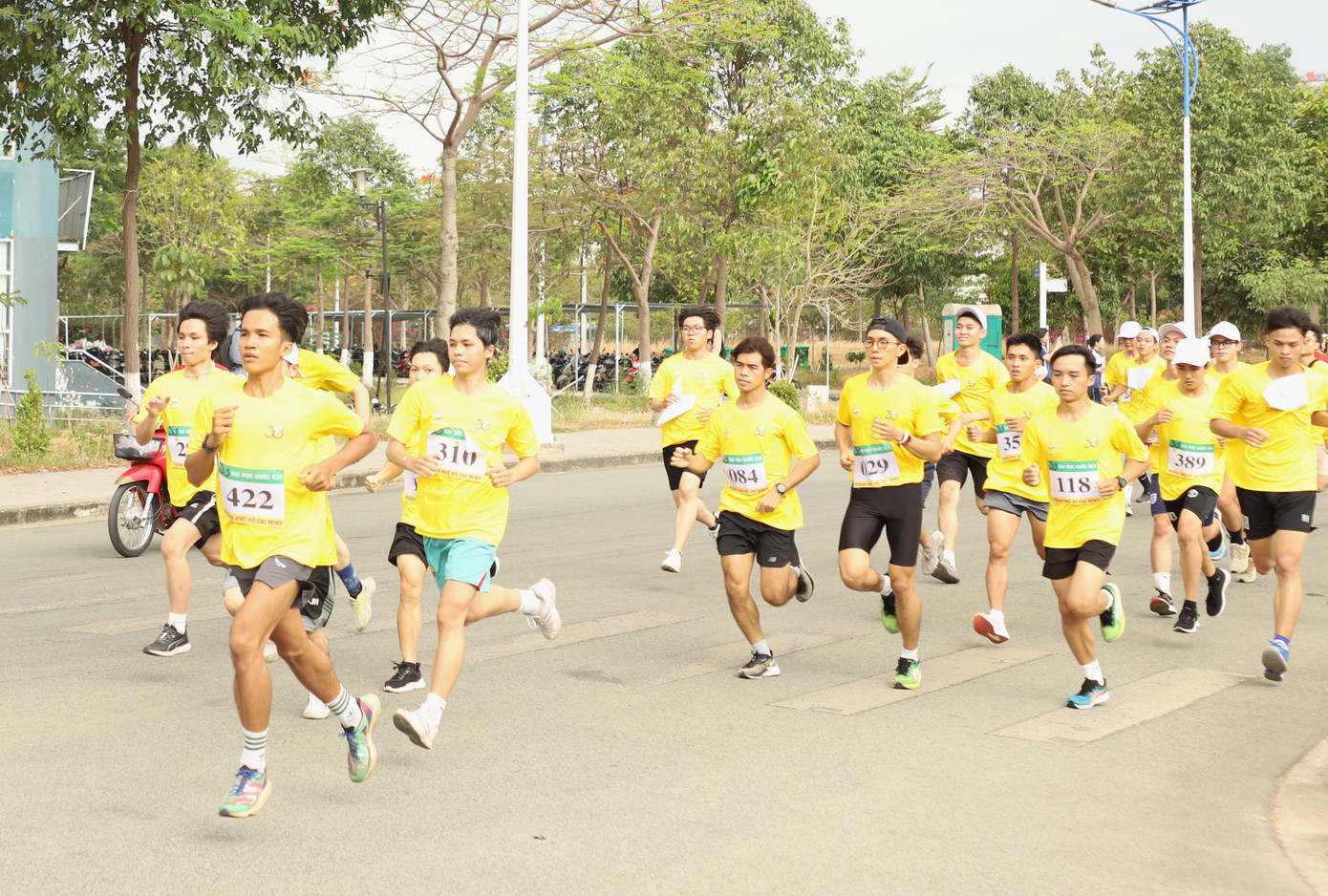 Các nam sinh viên cũng tranh tài ở môn thi việt dã.