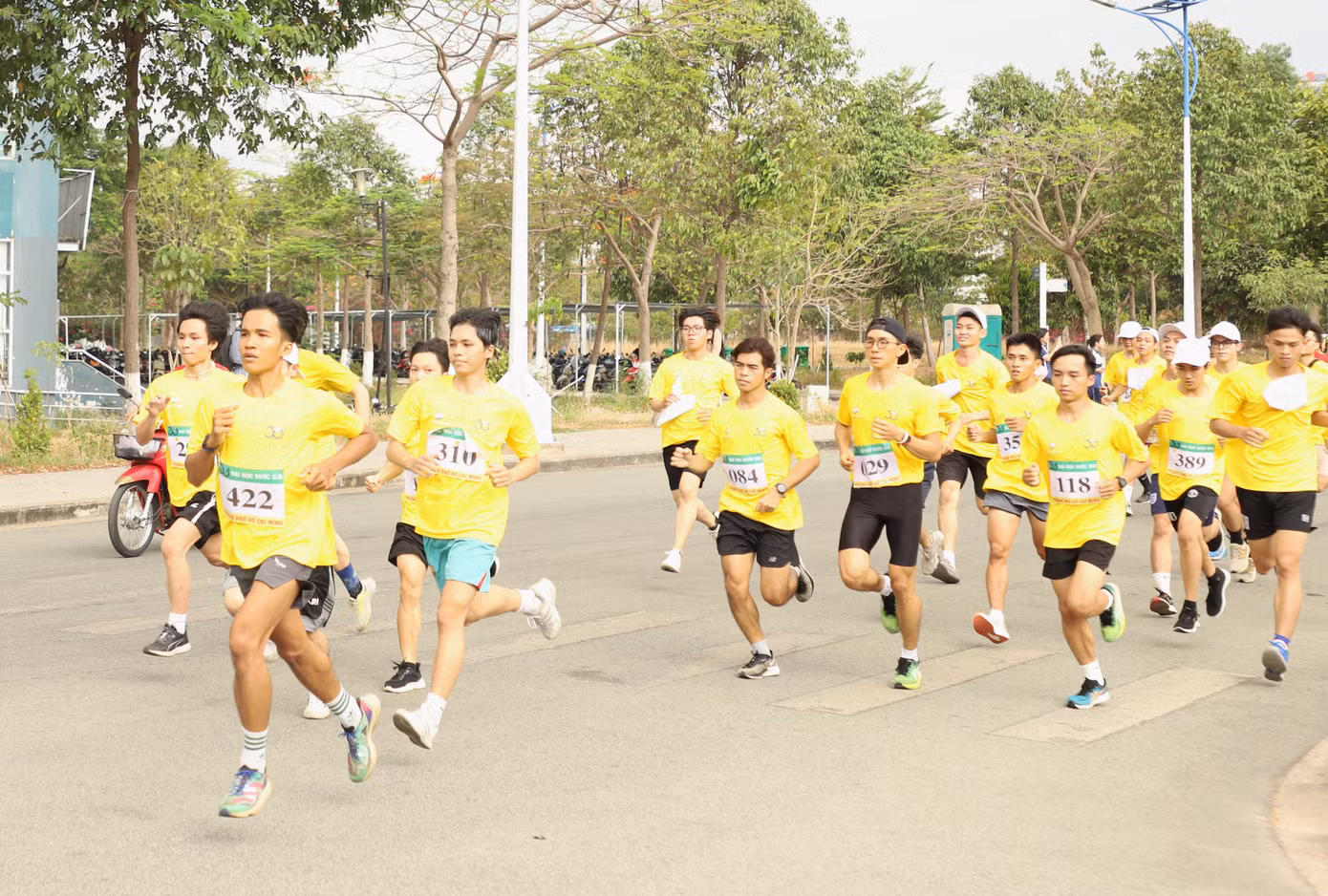 Các nam sinh viên cũng tranh tài ở môn thi việt dã. Các nam sinh viên cũng tranh tài ở môn thi việt dã.
