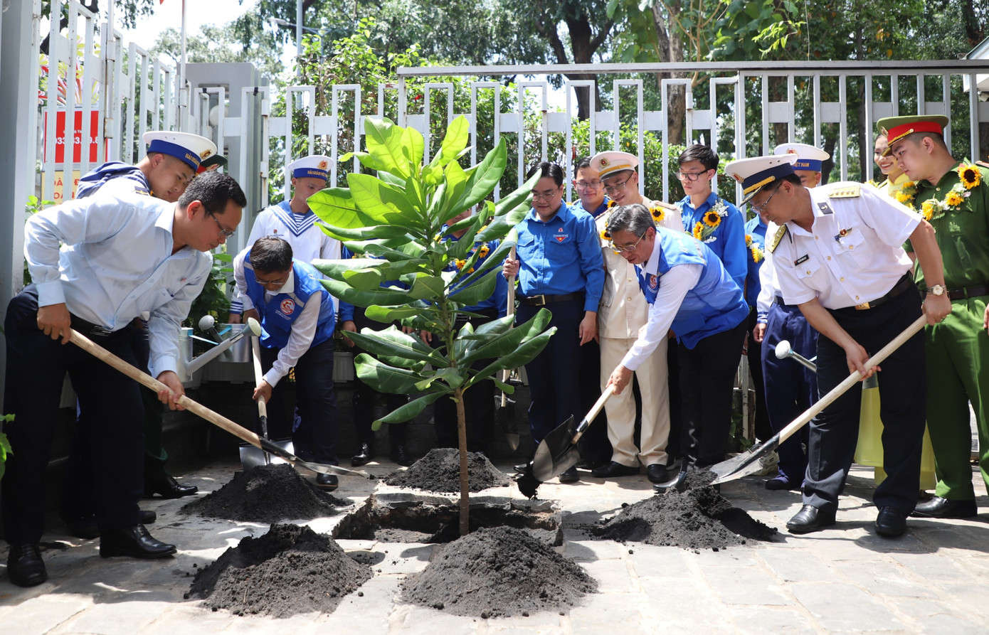 Lãnh đạo Thành ủy TPHCM cùng đại diện các ban ngành, đoàn thể trồng cây bàng vuông tại trụ sở Thành Đoàn TPHCM. Lãnh đạo Thành ủy TPHCM cùng đại diện các ban ngành, đoàn thể trồng cây bàng vuông tại trụ sở Thành Đoàn TPHCM.