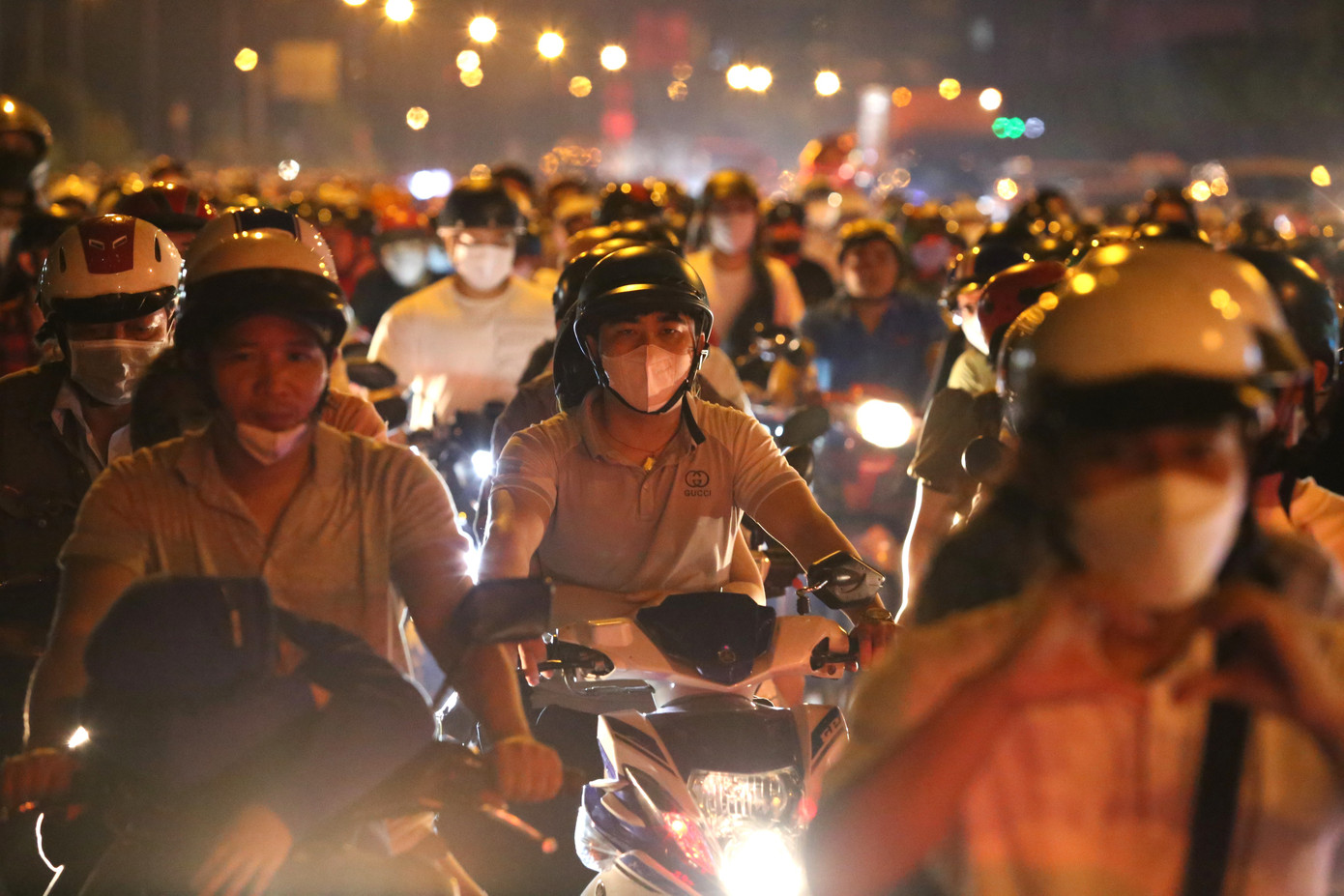 Lượng người đông đúc cùng lúc đổ dồn về một hướng đã khiến giao thông tại khu vực cửa ngõ phía Đông TPHCM trở nên quá tải vào những thời khắc đầu tiên của ngày đầu năm mới 2024.