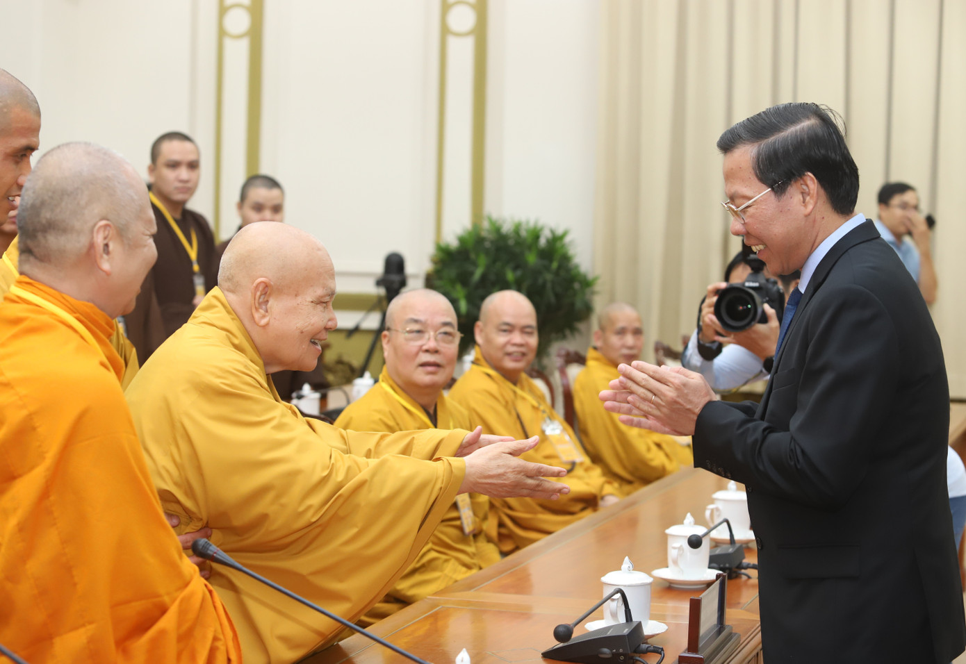 Ông Phan Văn Mãi chào đón Trưởng lão Hòa thượng Thích Thiện Nhơn.