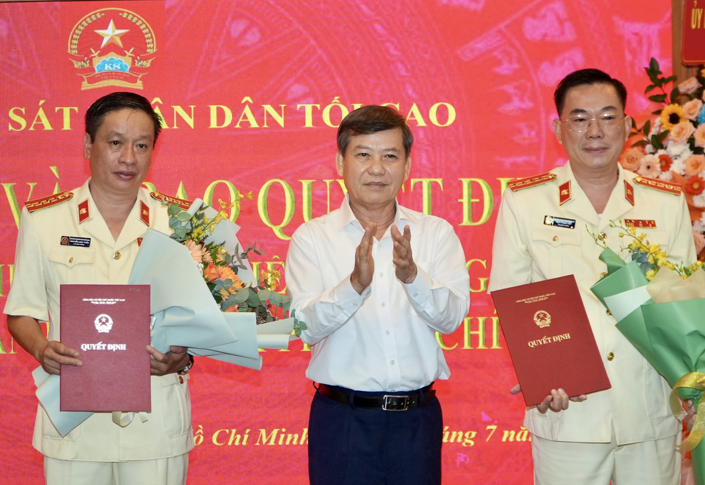 Viện trưởng Viện KSND tối cao Lê Minh Trí trao quyết định cho ông Ngô Phạm Việt (bìa phải) và ông Nguyễn Anh Tuấn. Ảnh: Hoàng Hùng Viện trưởng Viện KSND tối cao Lê Minh Trí trao quyết định cho ông Ngô Phạm Việt (bìa phải) và ông Nguyễn Anh Tuấn. Ảnh: Hoàng Hùng