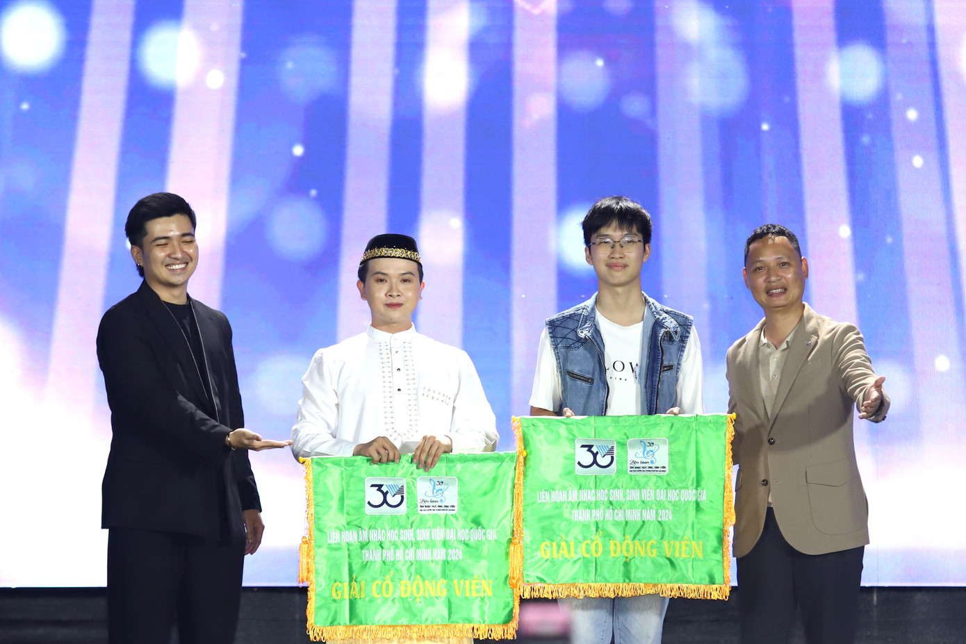 Ngoài ra, các đội thi nhận phần thưởng những tiết mục ấn tượng.