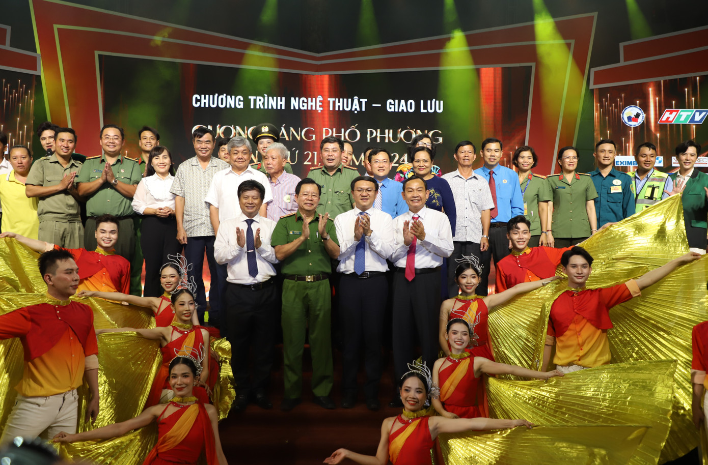 Chương trình đã vinh danh, khen thưởng 19 cá nhân, tập thể tiêu biểu trong thực hiện phong trào Toàn dân bảo vệ an ninh Tổ quốc. Ảnh: Ngô Tùng Chương trình đã vinh danh, khen thưởng 19 cá nhân, tập thể tiêu biểu trong thực hiện phong trào Toàn dân bảo vệ an ninh Tổ quốc. Ảnh: Ngô Tùng