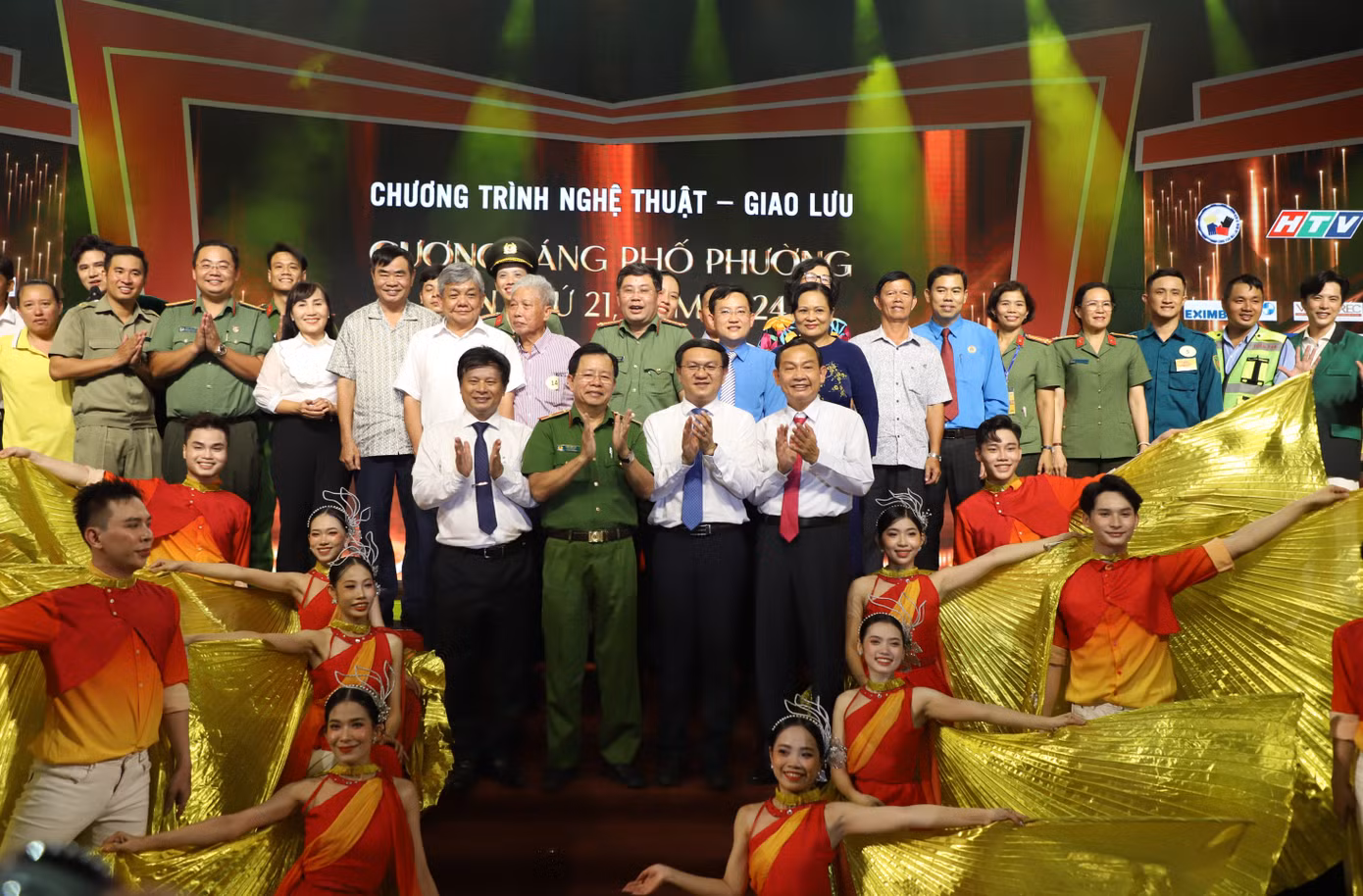 Chương trình đã vinh danh, khen thưởng 19 cá nhân, tập thể tiêu biểu trong thực hiện phong trào Toàn dân bảo vệ an ninh Tổ quốc. Ảnh: Ngô Tùng