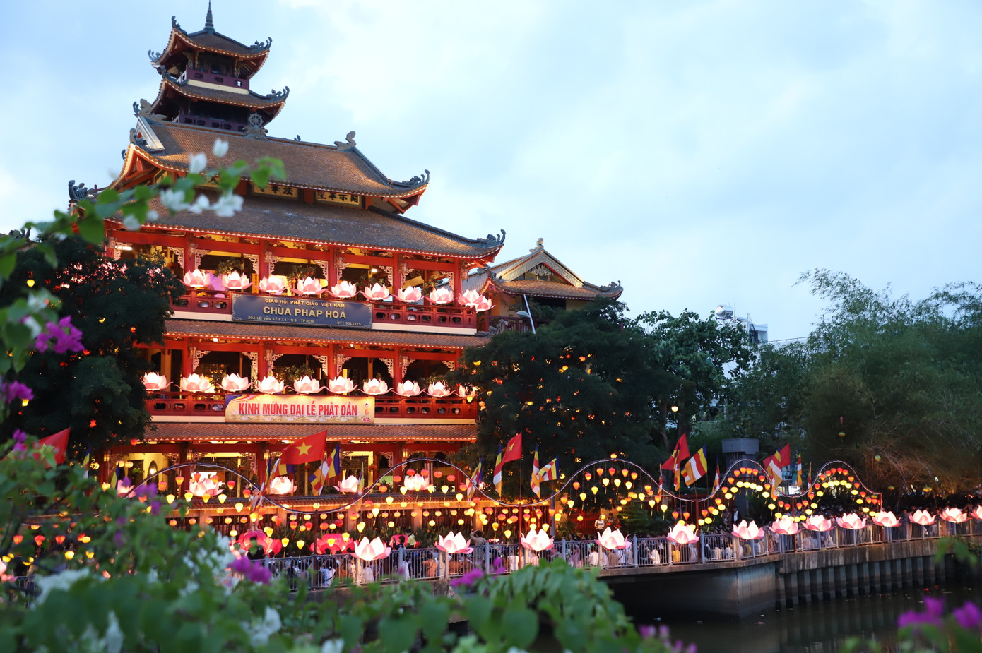 Chiều tối, những chiếc đèn lồng được thắp sáng làm cho không gian ngôi chùa trở nên lung linh, rực rỡ sắc màu.