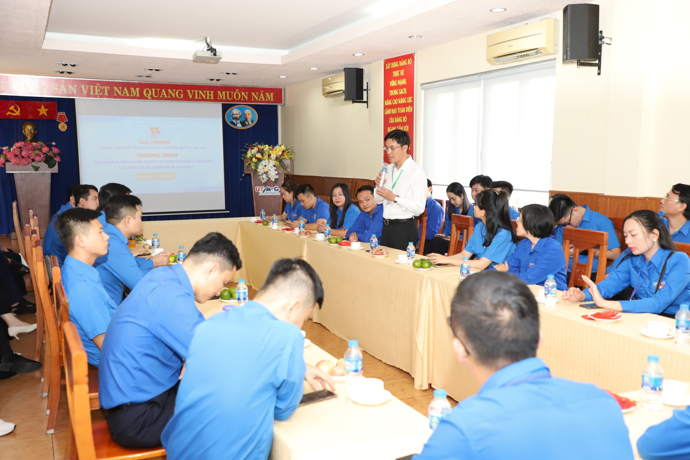 Chia sẻ với các đại biểu trẻ, ông Đoàn Văn Tấn - Giám đốc Trung tâm Quản lý điều hành giao thông đô thị TPHCM cho biết, hiện trung tâm có đội ngũ gồm 200 cán bộ, viên chức, người lao động, trong đó số lượng đoàn viên tham gia các nhiệm vụ chiếm số lượng rất lớn. Ảnh: Ngô Tùng