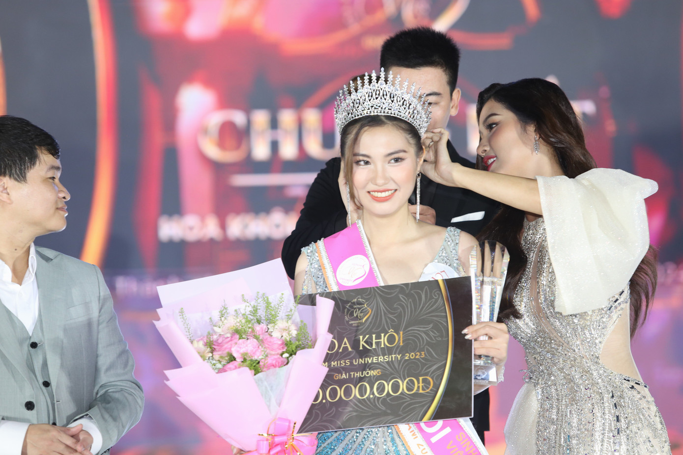 Ngoài vương miện dành cho Hoa khôi, Trịnh Huyền Mai nhận được giải thưởng 200 triệu đồng. Nữ sinh Ngoại thương đồng thời cũng là thí sinh thắng giải phụ "Nữ sinh Tài năng".